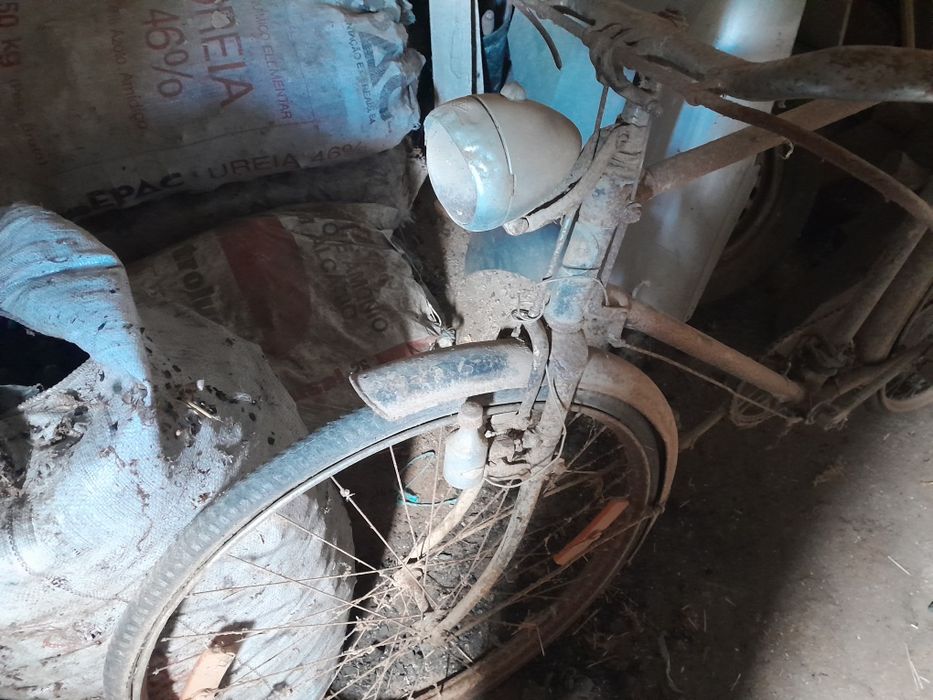 Duas bicicletas pasteleira