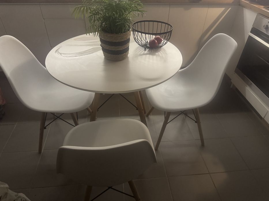 Stolik bialy z trzema krzeslami