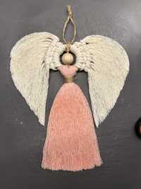 Aniol z makramy okolo 25 cm różowy ze sznurka