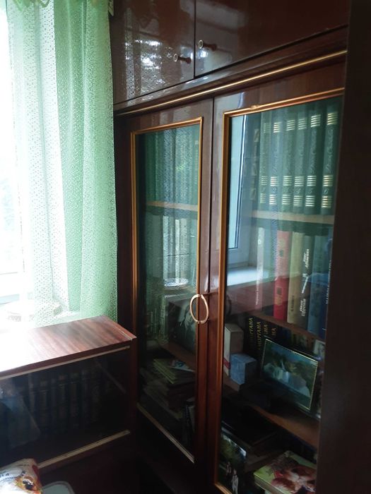 Сервант,книжный шкаф,книжные полки все по отдельности