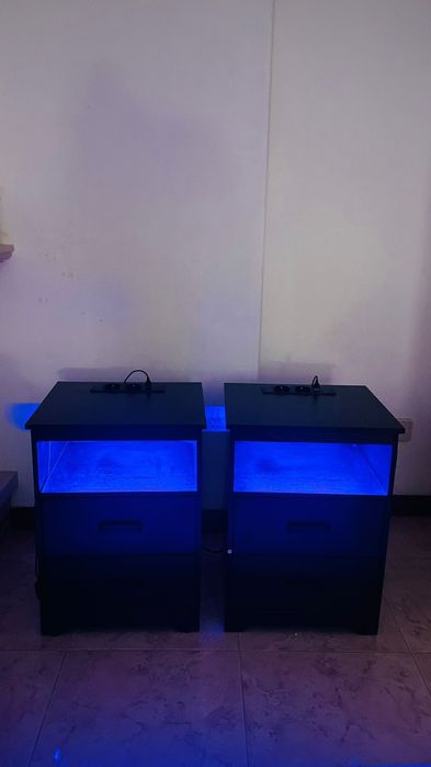 2 mesas de cabeceiras com LED e tomada elétrica e USB