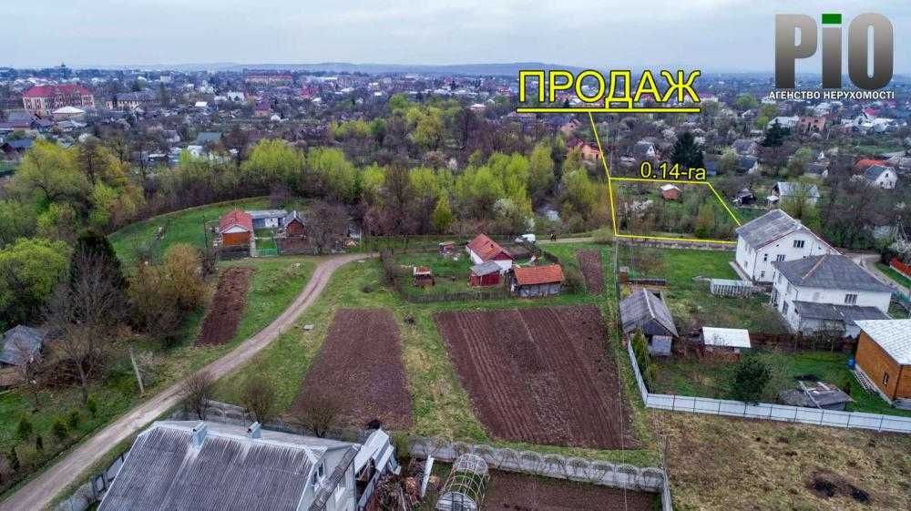 Земельна ділянка із дачним будинком