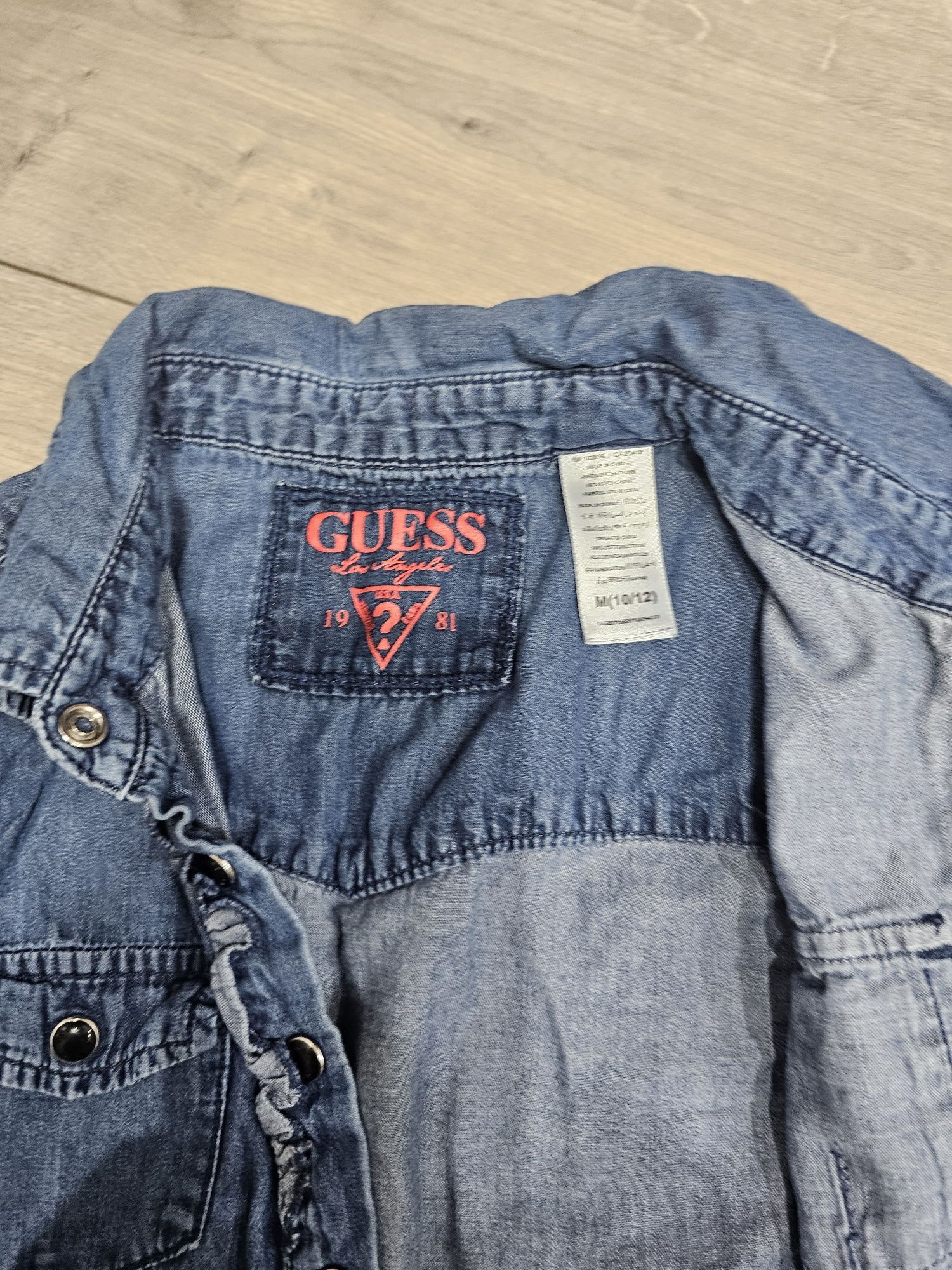 Koszula dżinsowa dla dziewczynki firmy Guess.