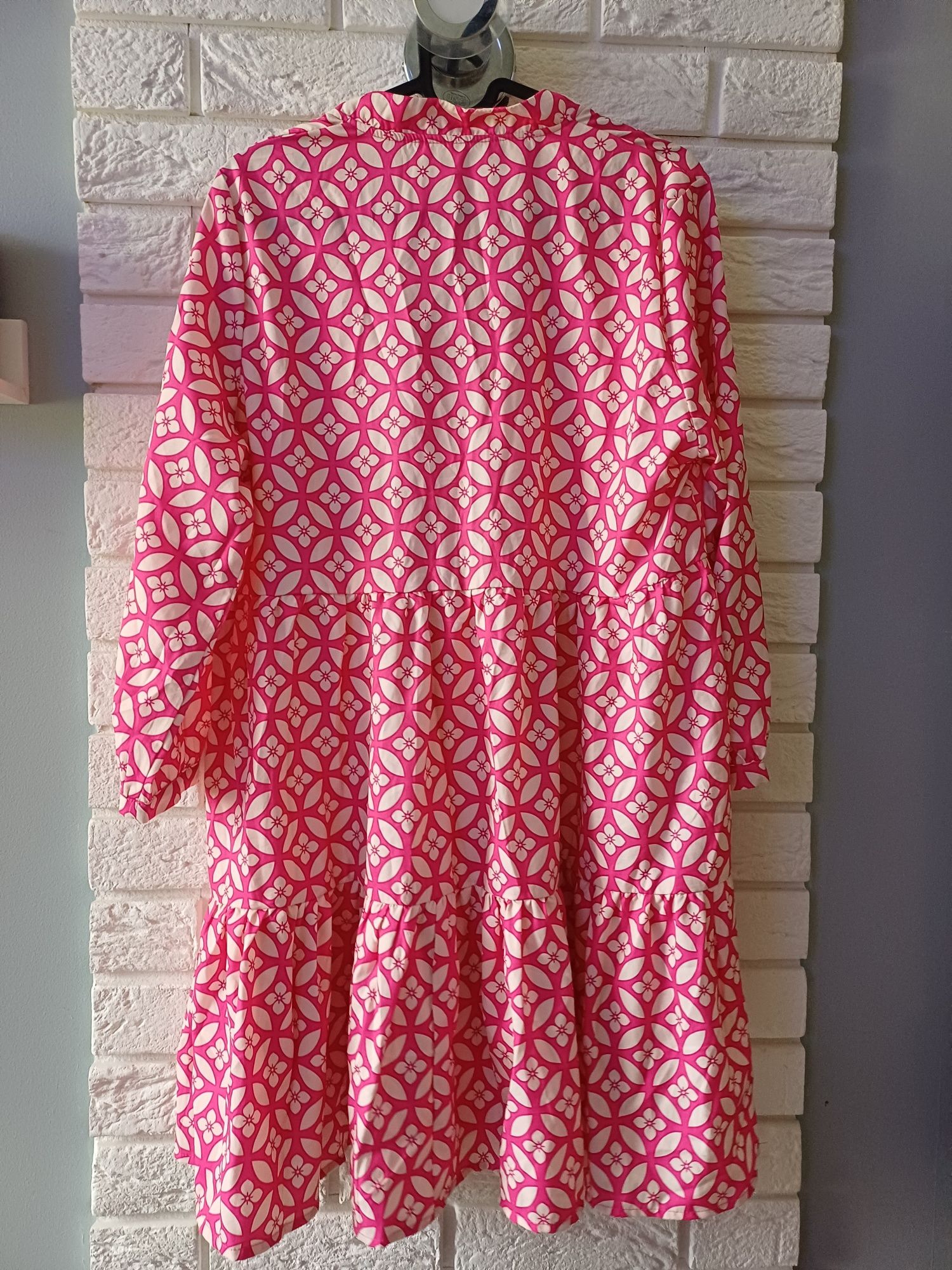 Różowa luźna sukienka