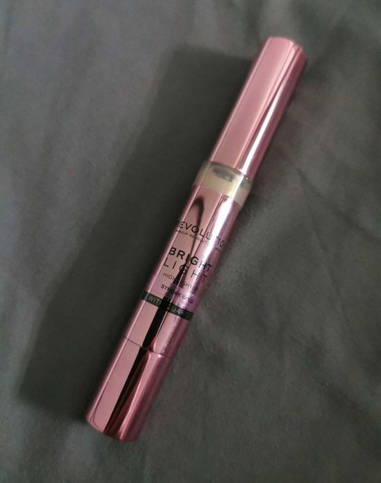 Zafoliowany, Płynny rozświetlacz do twarzy z kwarcem naturalny glow
