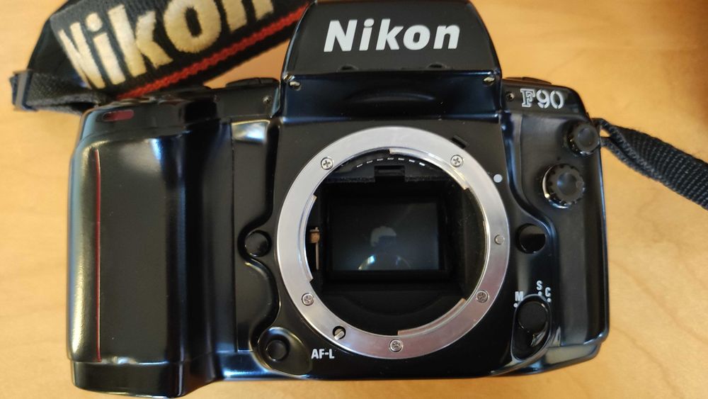 Máquina fotográfica analógica Nikon F90