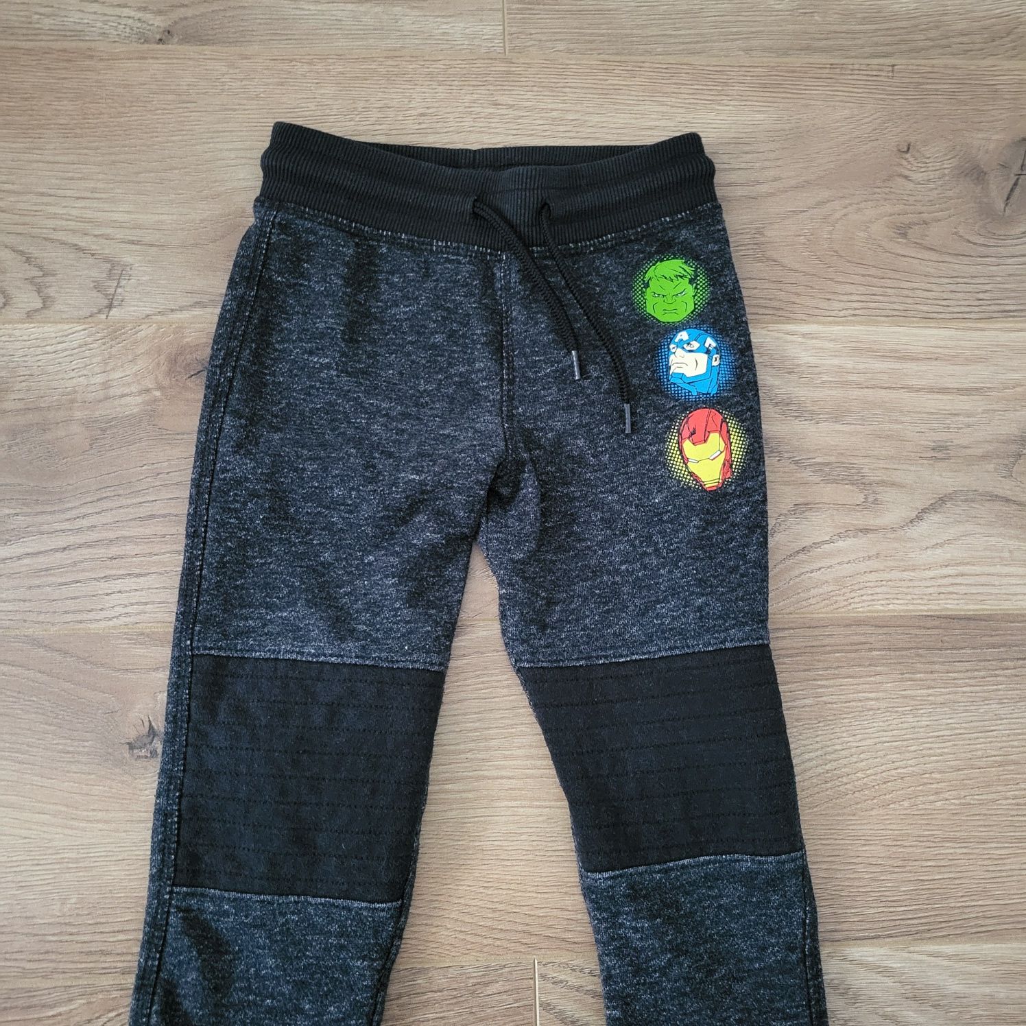 Spodnie dresowe chłopięce jogery r.104 Marvel C&A
