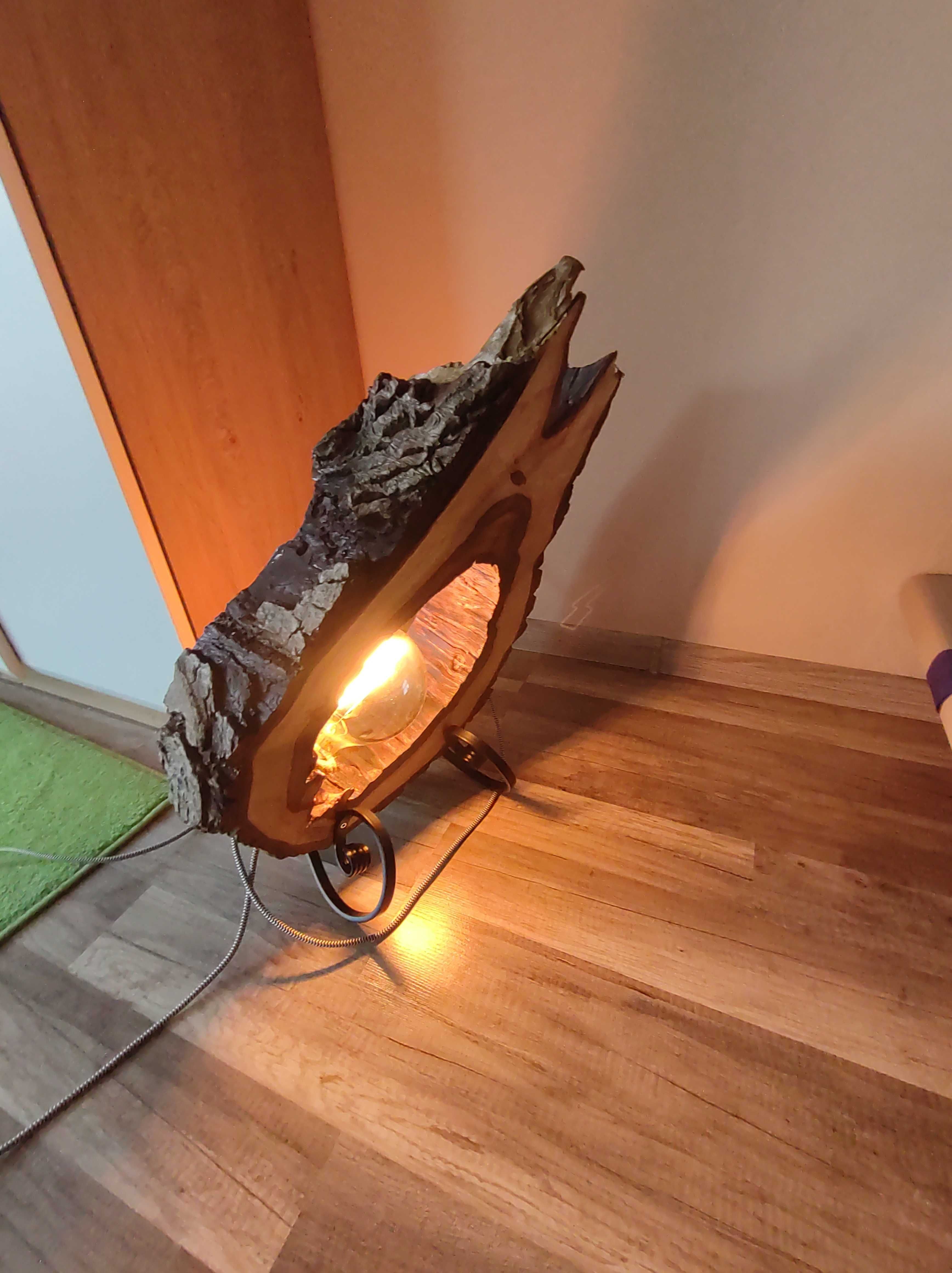 Stojąca lampa z plastra drewna orzecha włoskiego