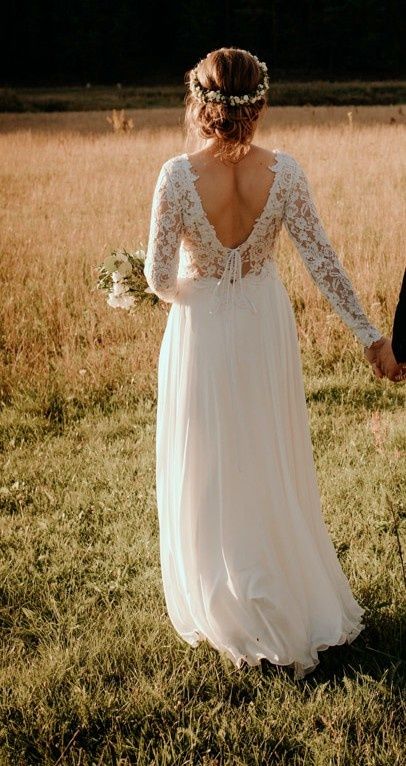 Suknia ślubna z muślinowym dołem i koronką