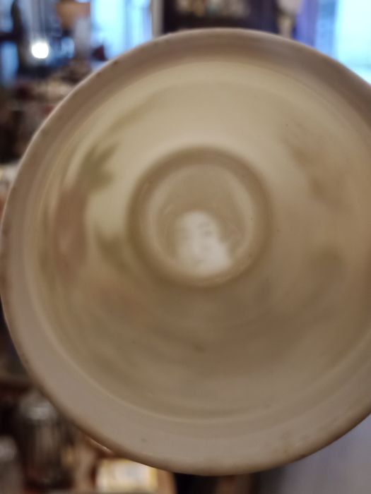 Duas chávenas antigas chinesas para café com a chinesa na base.