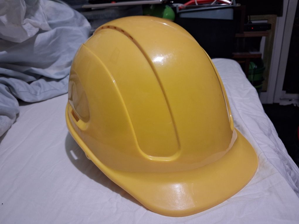 Kask budowlany z regulacją. Kolor żółty!