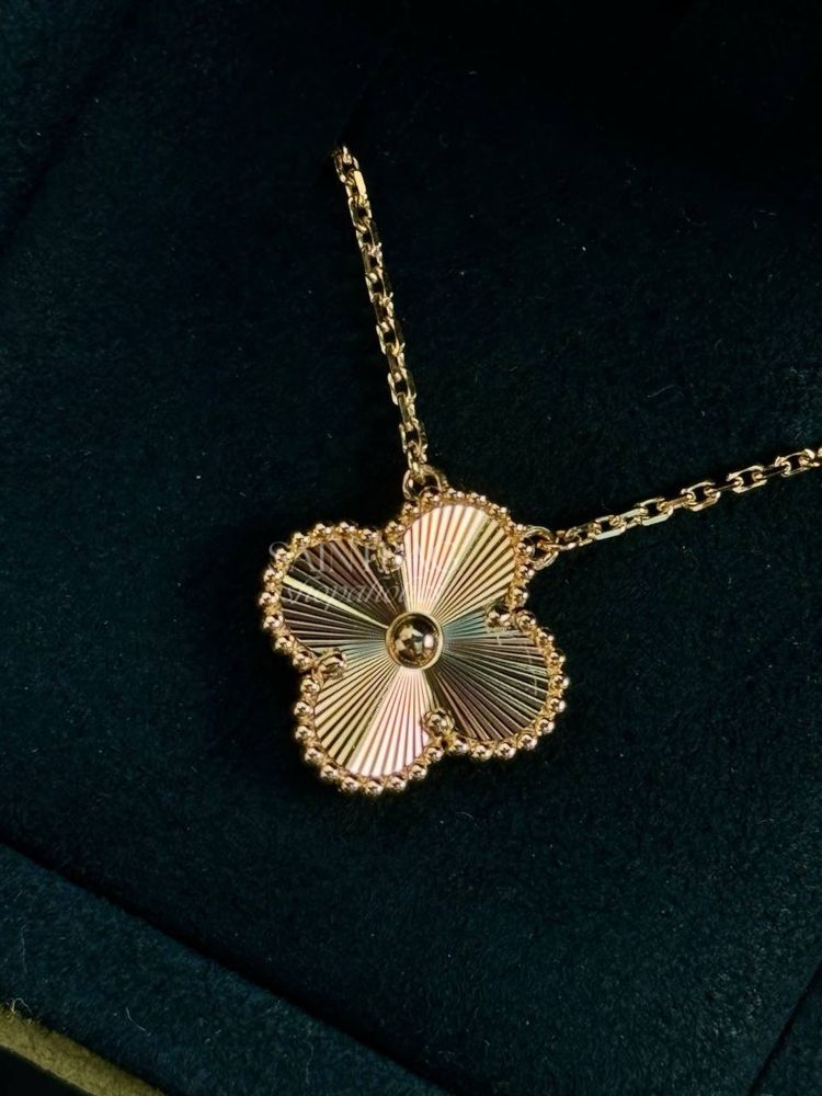 В наличии женский кулон Van Cleef Arpels Vintage Alhambra золото