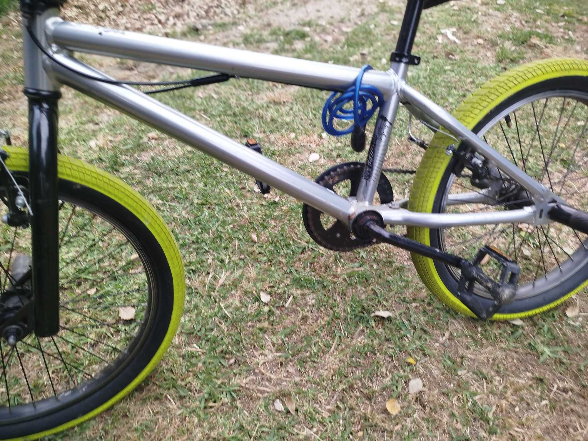 Bicicleta BMX usada .