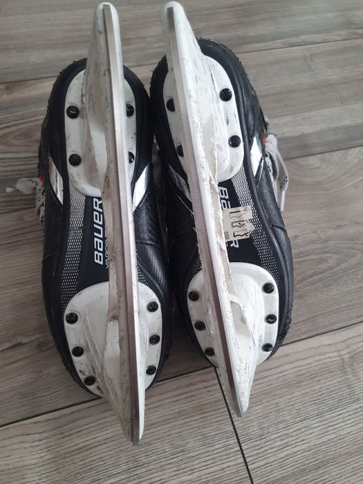 Łyżwy hokejowe Bauer Vapor X3.5 w rozmiarze 2.5.