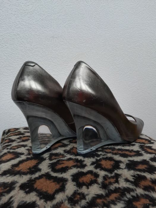 Стилтні туфлі з відкритим носком на прозорому каблуці скала