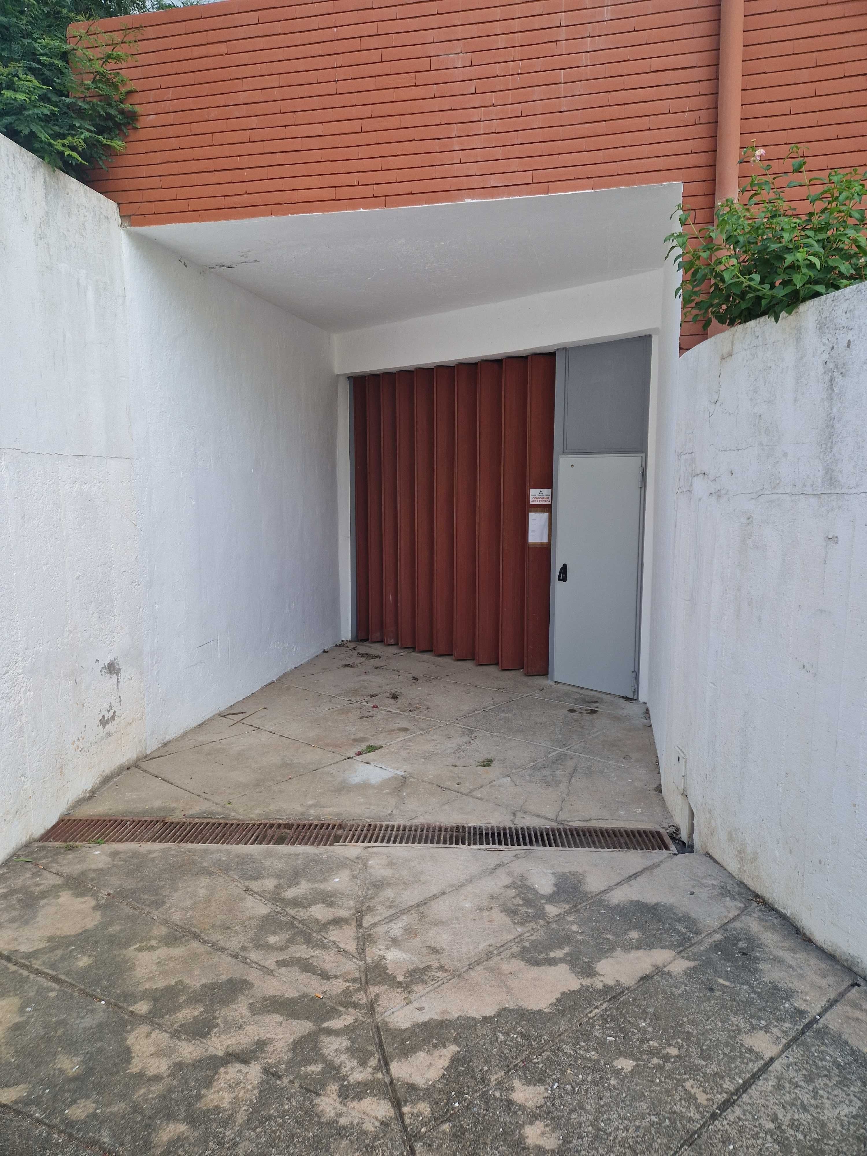 Arrecadação Portimão com Prateleiras - Fechada - 19m2 - Porta 1,95m