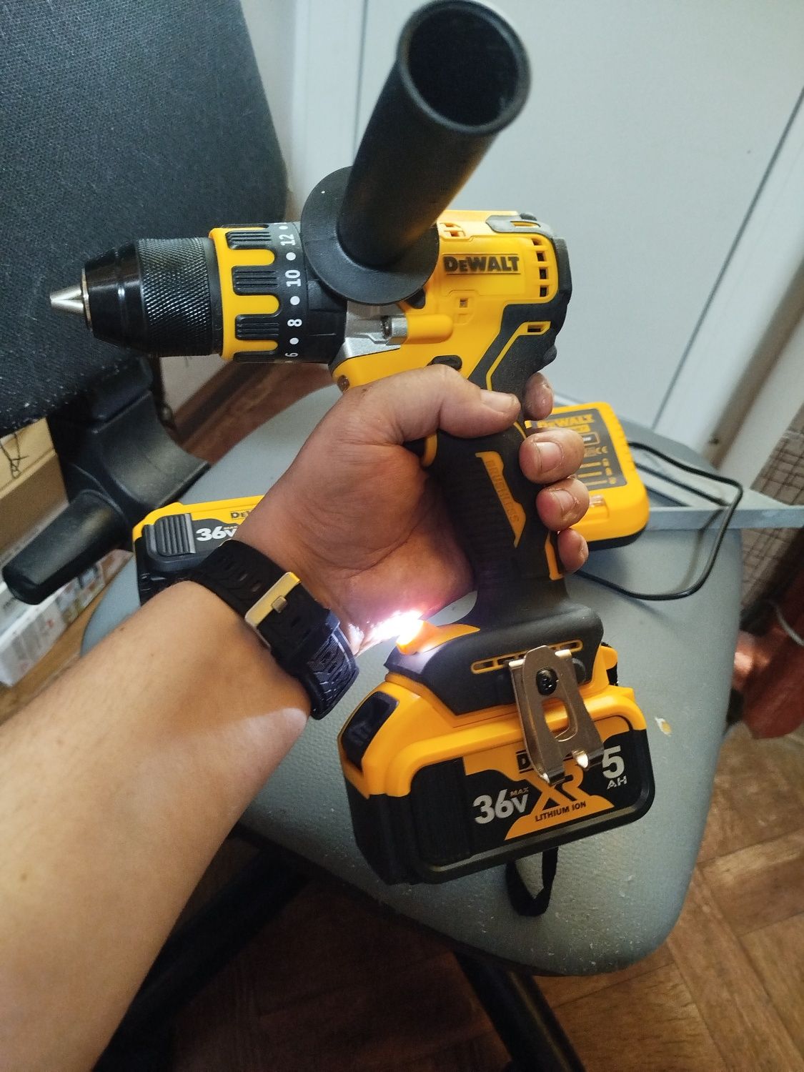 Ударный шуруповёрт DeWalt 13мм.5Ah