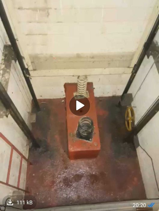 Limpo poço de elevador sujo, inundado, alagado