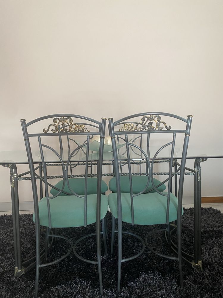Conjunto de mesa e 4 cadeiras
