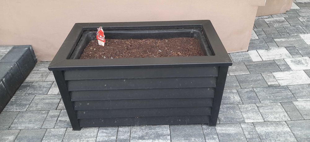 Donica ogrodowa metalowa z profili kolor czarny