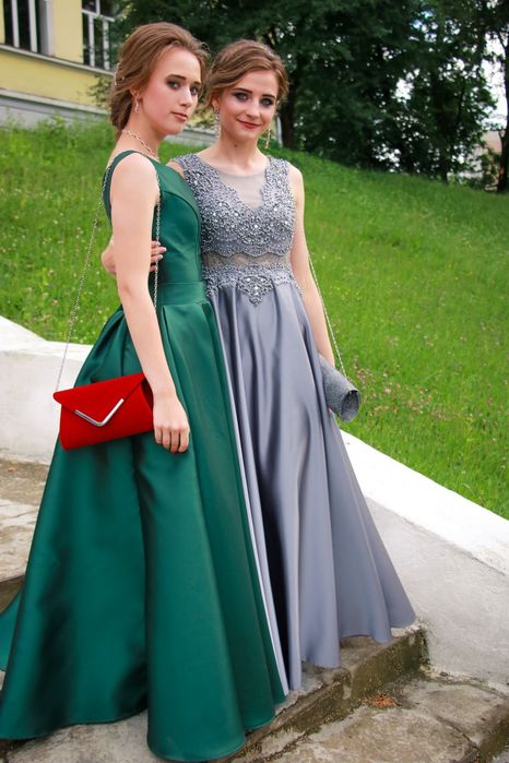 Вечірнє плаття сірого кольору обшите каменями