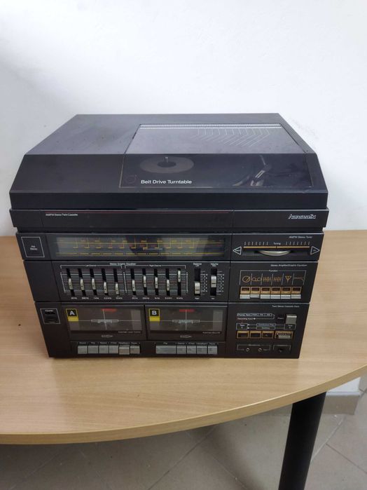 Stara zabytkowa wieża Hanseatic TR-56 z gramofonem z czasów PRL