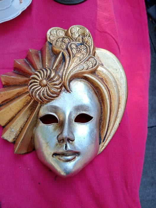 Máscara veneziana em cerâmica . Preço: 55,00€