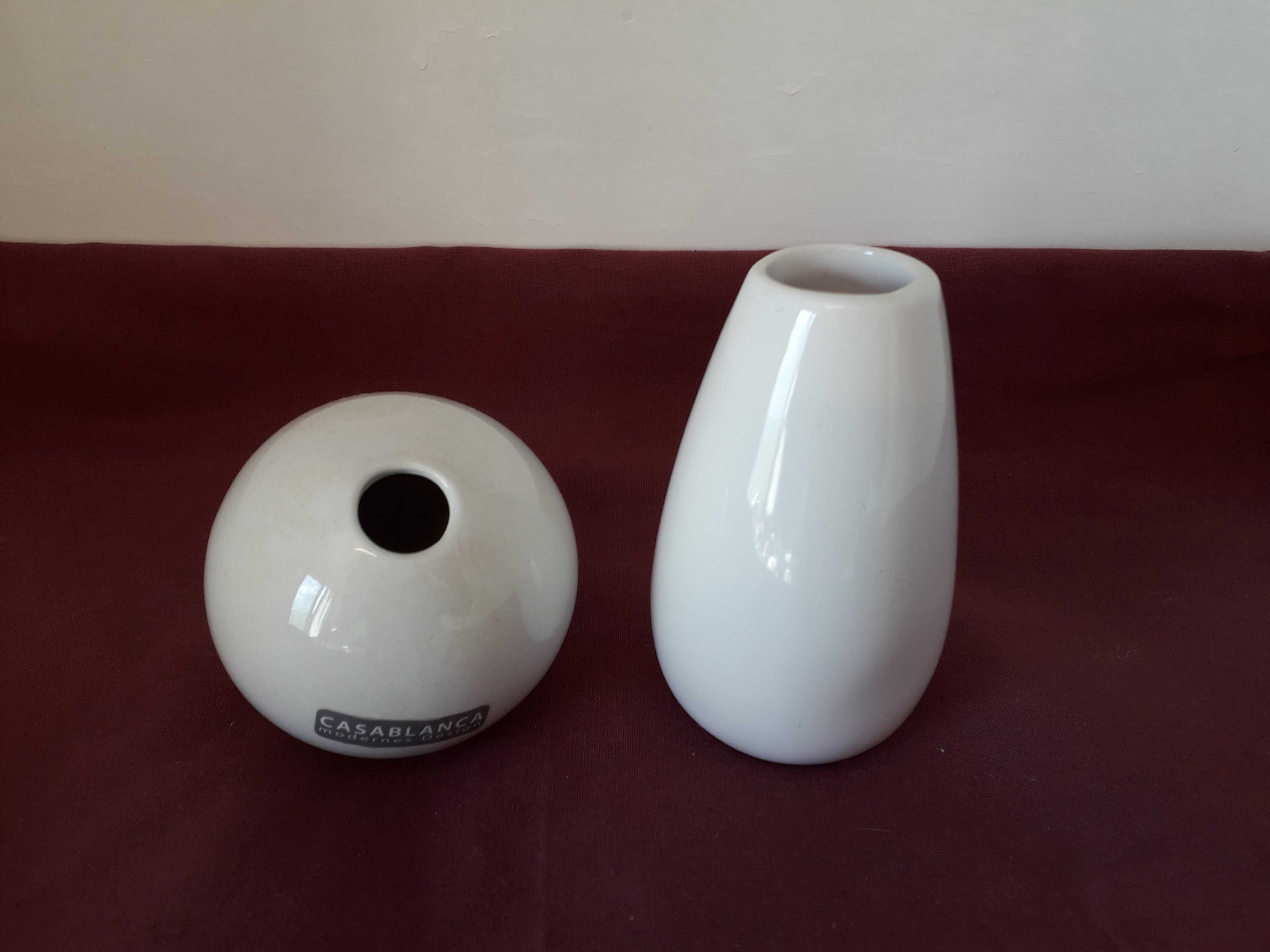 Ceramika art. komplet białych ceramicznych wazoników z okresu PRL