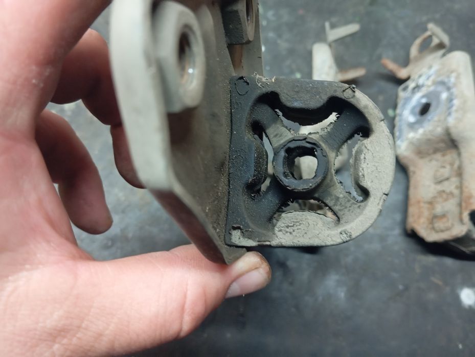 Продам кронштейн кріплення вихлопної труби Jeep Renegade