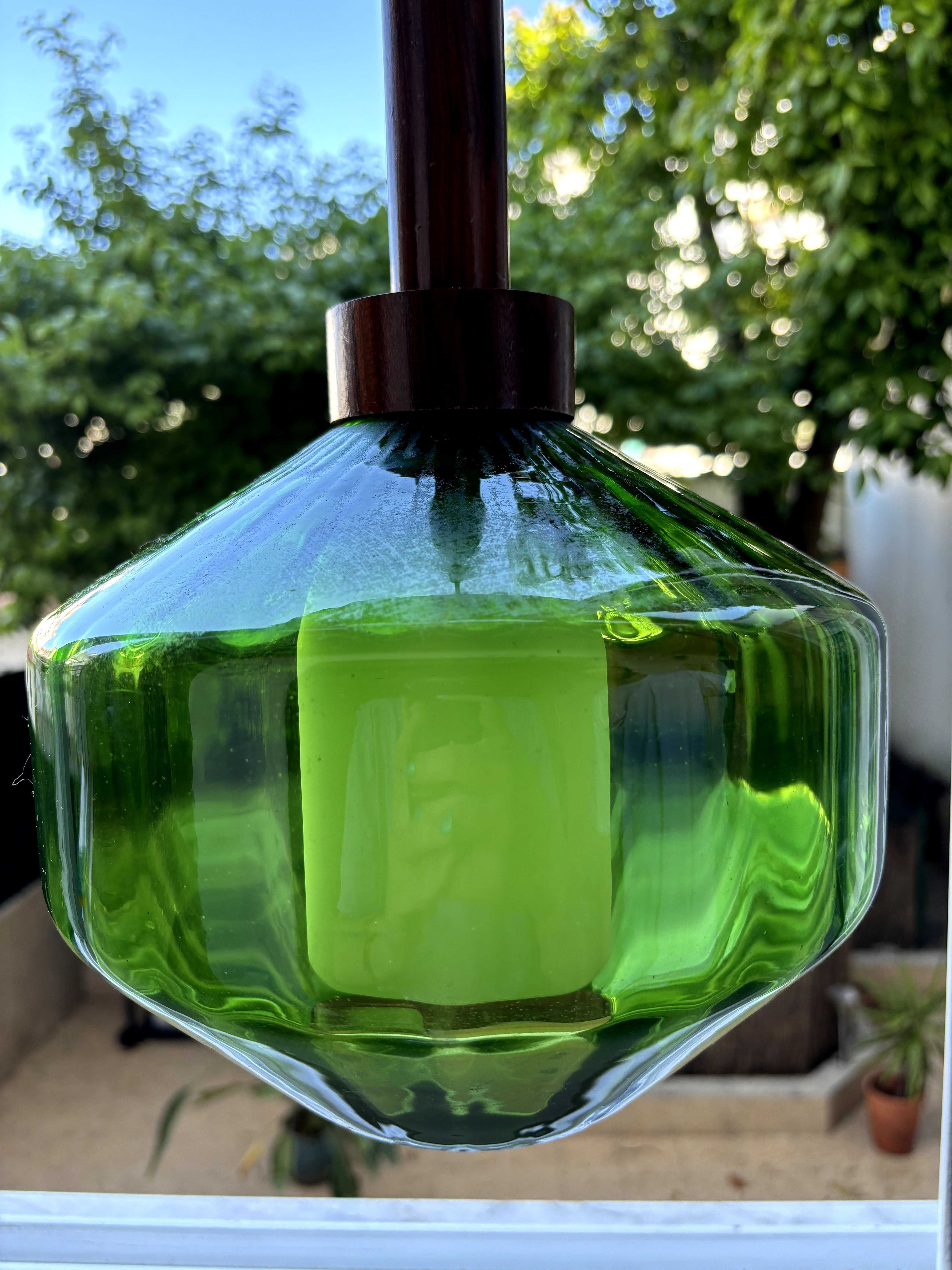 Candeeiro de vidro vintage verde com suspensão em madeira