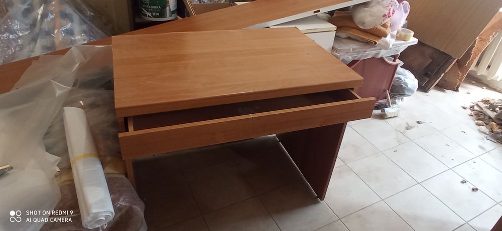 Продам небольшой письменный стол 0,90×0,60 см. Высота 0,75