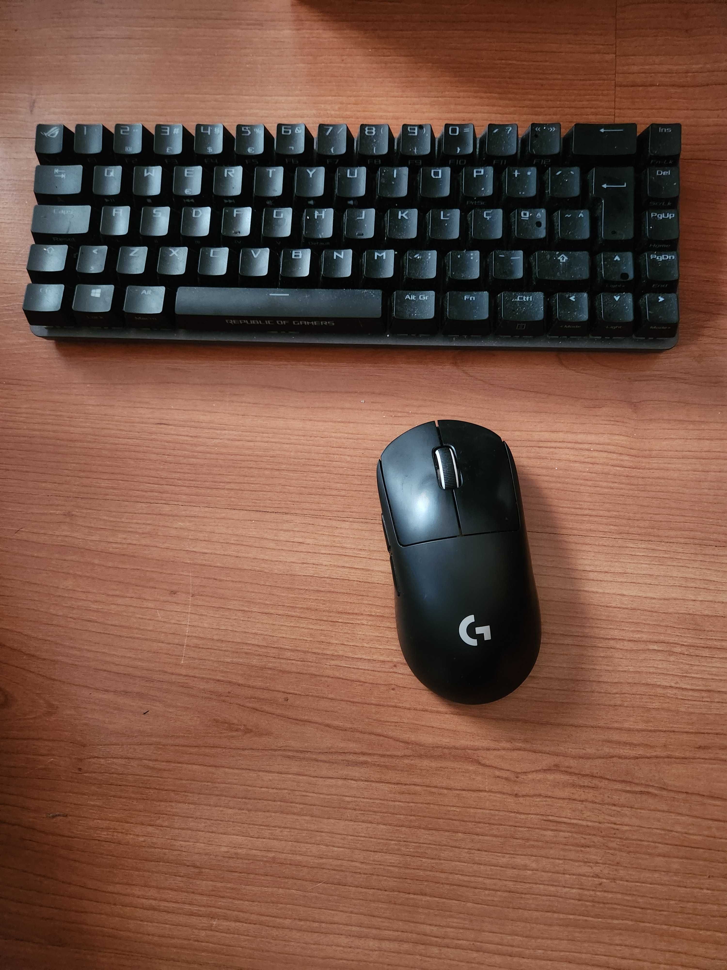 Torre gaming com teclado e rato