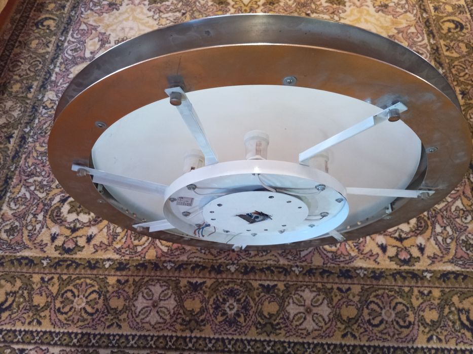 Велика люстра під стелю