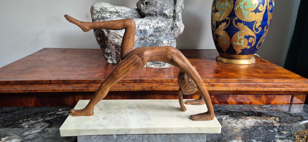 Rzeźba z drewna marmurowy postument Akt kobiecy Gimnastyczka joga