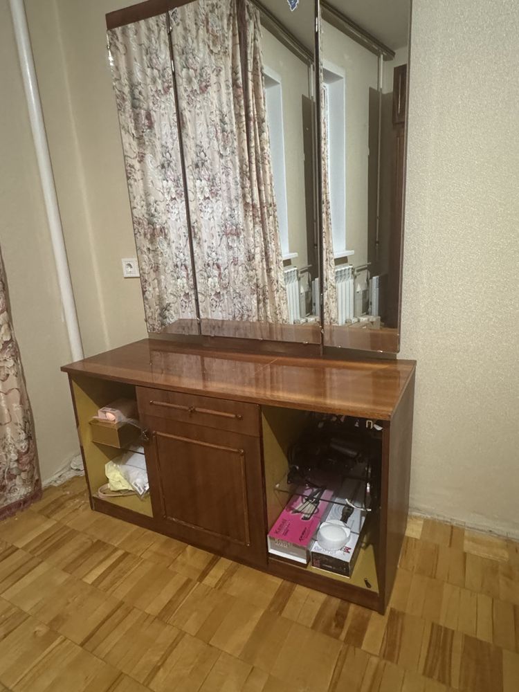 Безкоштовно, вживані меблі ( шафа, трюмо)