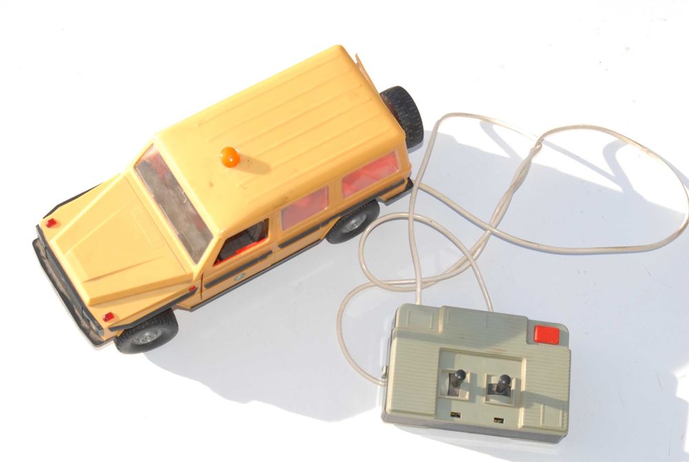 Stara zabawka samochód Mercedes klasy G Puch  na kabel unikat lata 80