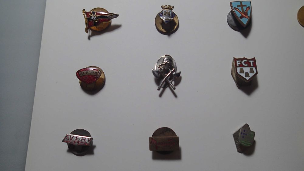 Botoeiras antigas em metal e esmalte