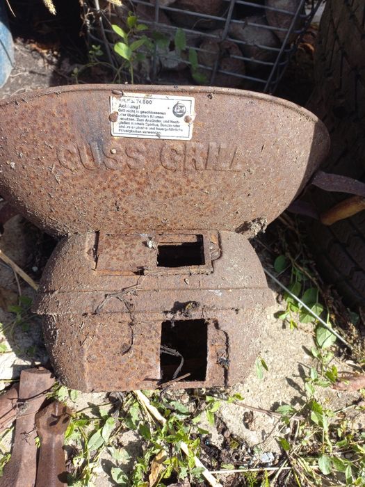 Żeliwny grill na nóżkach