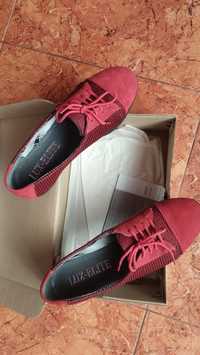 Червоні туфлі зі шнурками 39