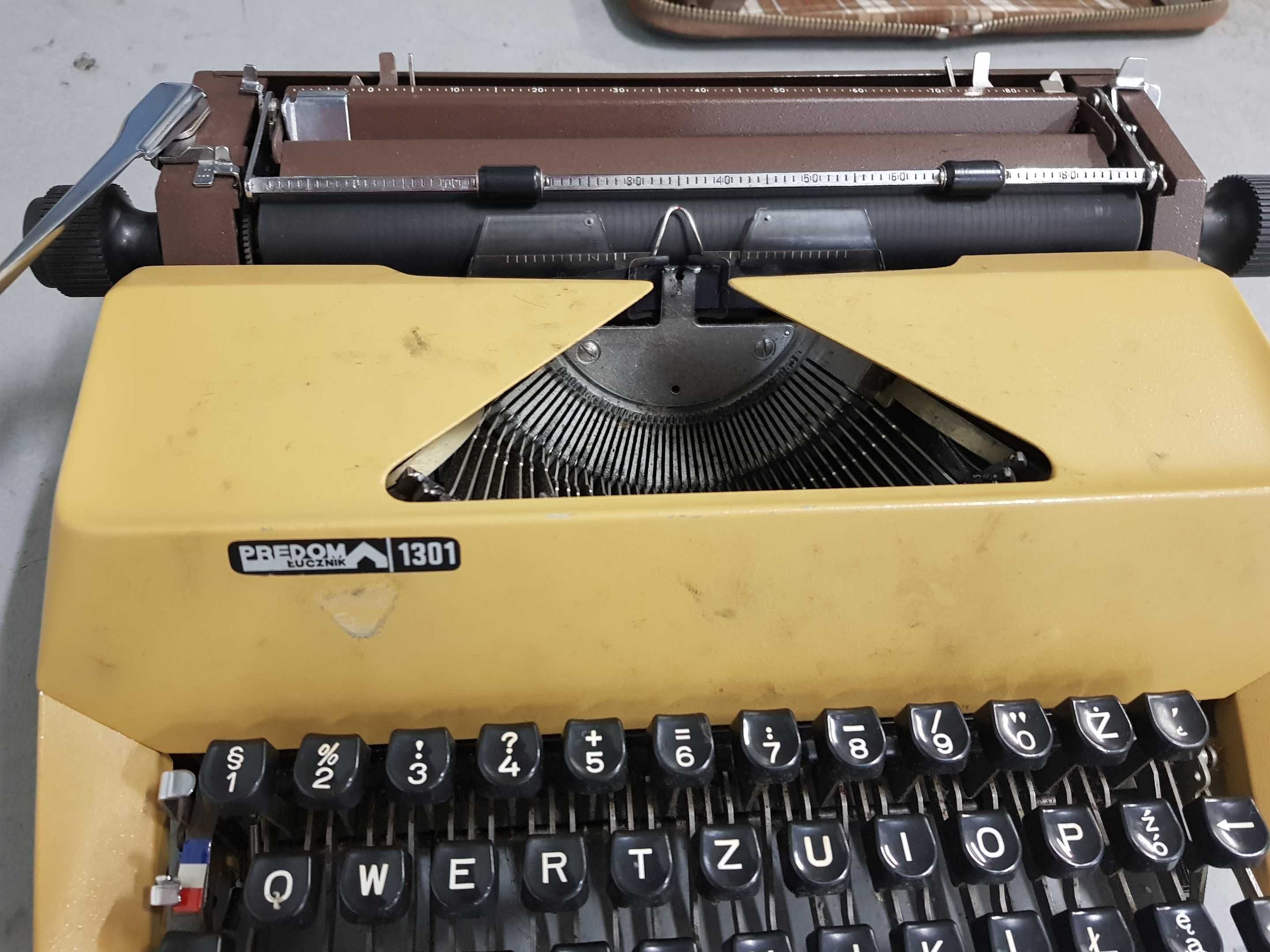 Maszyna do pisania Predom Łucznik 1301 (z walizką)