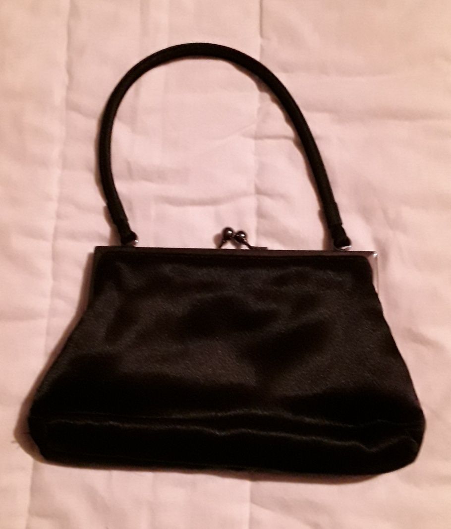 Mala / Bolsa de mão Menbur preta com missangas