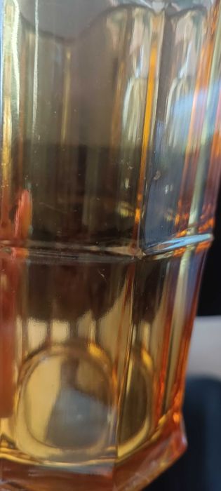 Antyk. Vintage.Mlecznik z prasowanego, miodowego szkła.