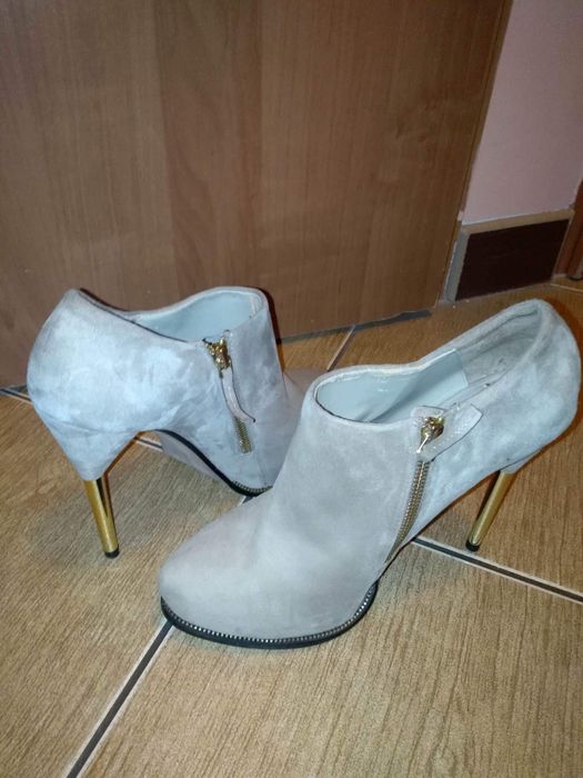 Botki, szpilki zamszowe firmy ZARA na złotym obcasie