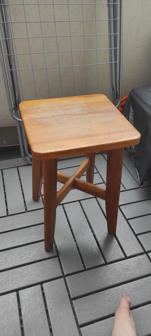 3 taborety z litego drewna bardzo dobrym stanie technicznym cena za1sz