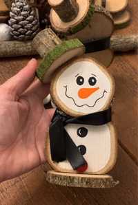 Сніговик новорічний,олень деревяний,гра хрестикі ноликі.
