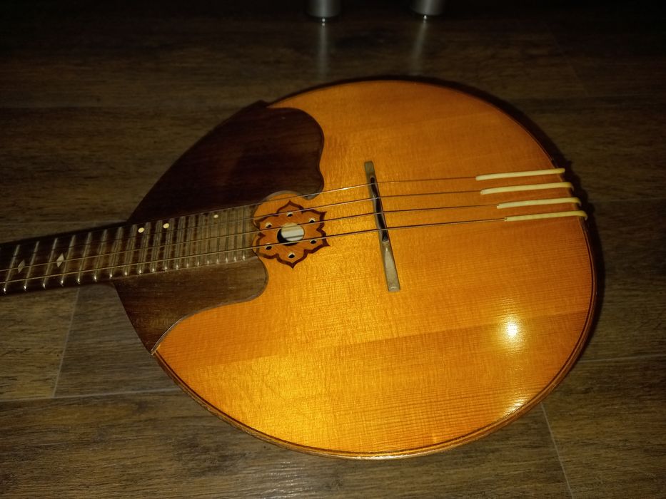 Продам домру музичний інструмент