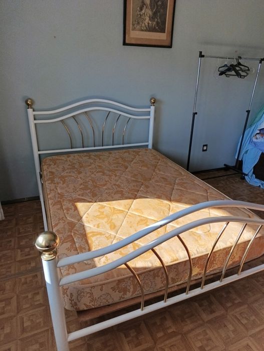 Cama em ferro branca