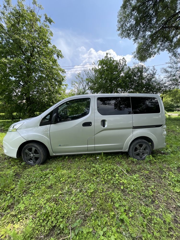 Nissan E-NV200.