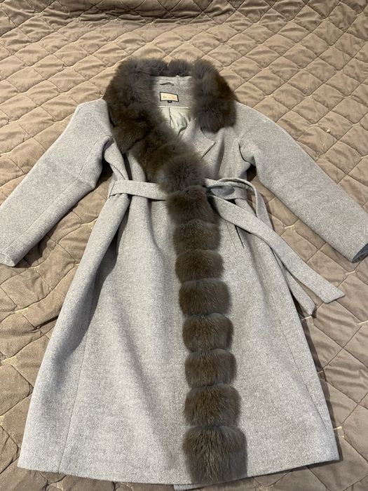 Пальто з натуральним хутром песця