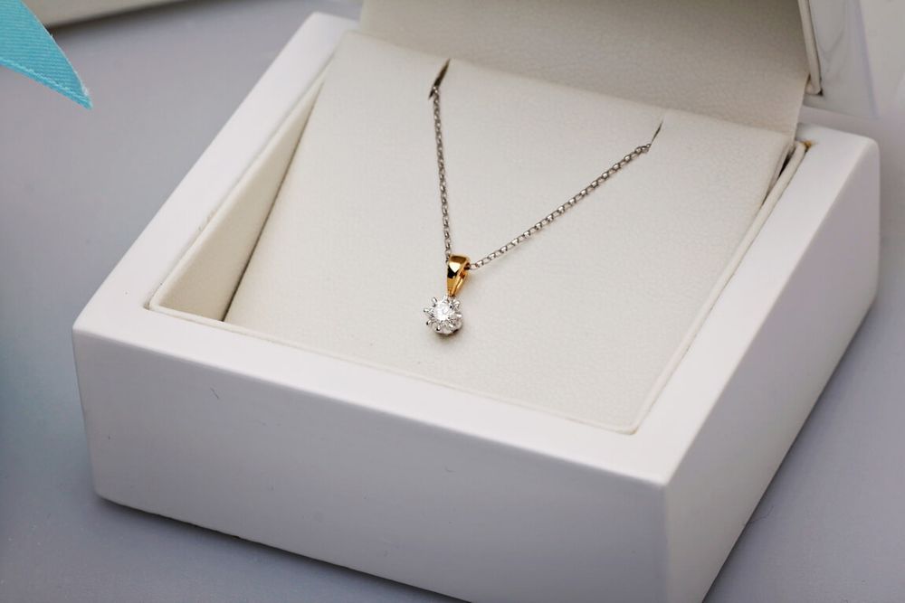 Złoty wisiorek Staviori z diamentem